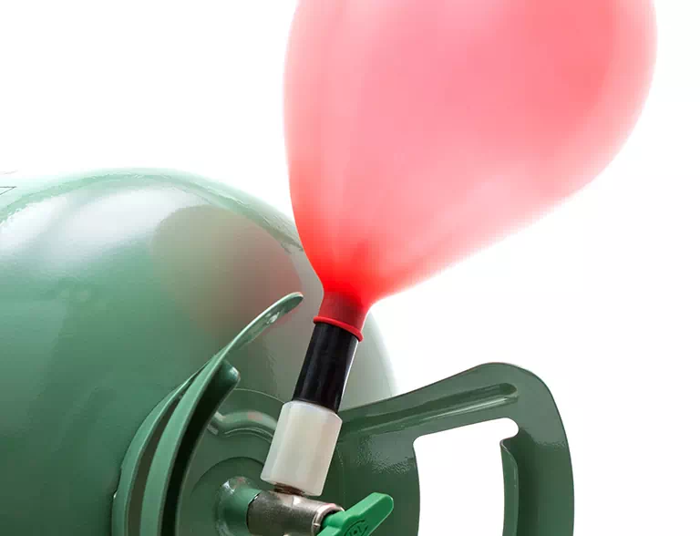 Czerwony balon napełniany helem